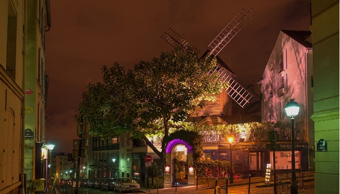 Moulin Rouge tour in Paris with Parigirando